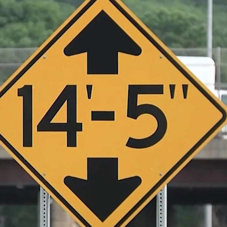 Flashing LED Low Clearance Sign - BBIER®